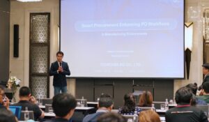 วิทยากรนำเสนอหัวข้อ “Smart Procurement Enhancing PO Workflows in Manufacturing Environments” บนเวทีสัมมนา โดยมีผู้เข้าร่วมฟังจำนวนมากในห้องประชุม