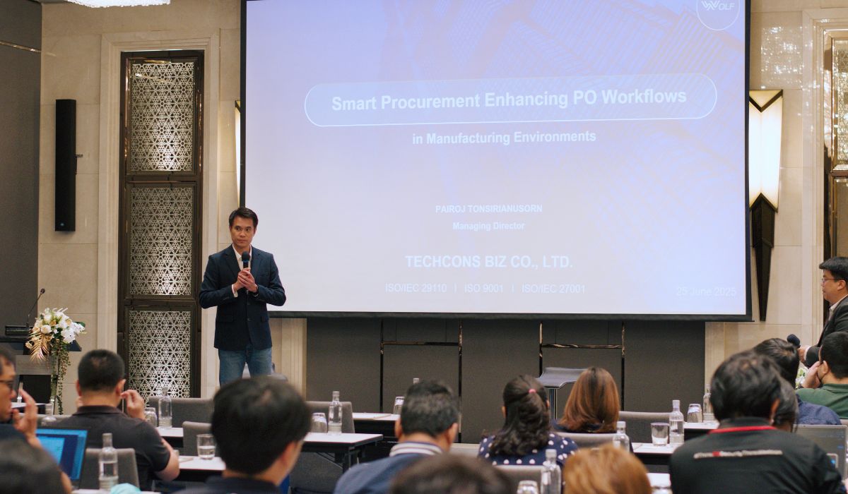 วิทยากรนำเสนอหัวข้อ “Smart Procurement Enhancing PO Workflows in Manufacturing Environments” บนเวทีสัมมนา โดยมีผู้เข้าร่วมฟังจำนวนมากในห้องประชุม