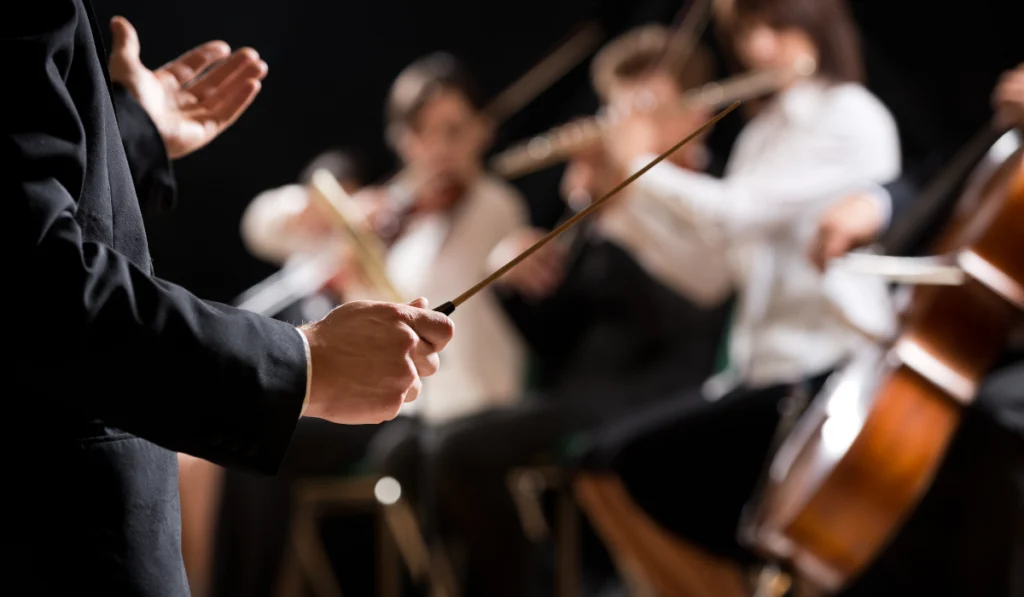 Agentic Orchestration (วาทยากร): คือศูนย์กลางที่คอยให้คิวว่า เมื่อไหร่หุ่นยนต์ควรส่งไม้ต่อให้ AI วิเคราะห์ และจังหวะไหนที่ AI ต้องหยุดเพื่อให้มนุษย์เป็นคนตัดสินใจ